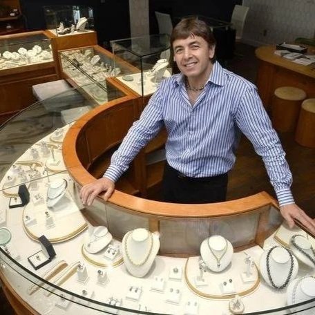 Award-winning jewelry designer Albert Kaz, recognized for creating bespoke engagement rings and fine jewelry with timeless elegance.